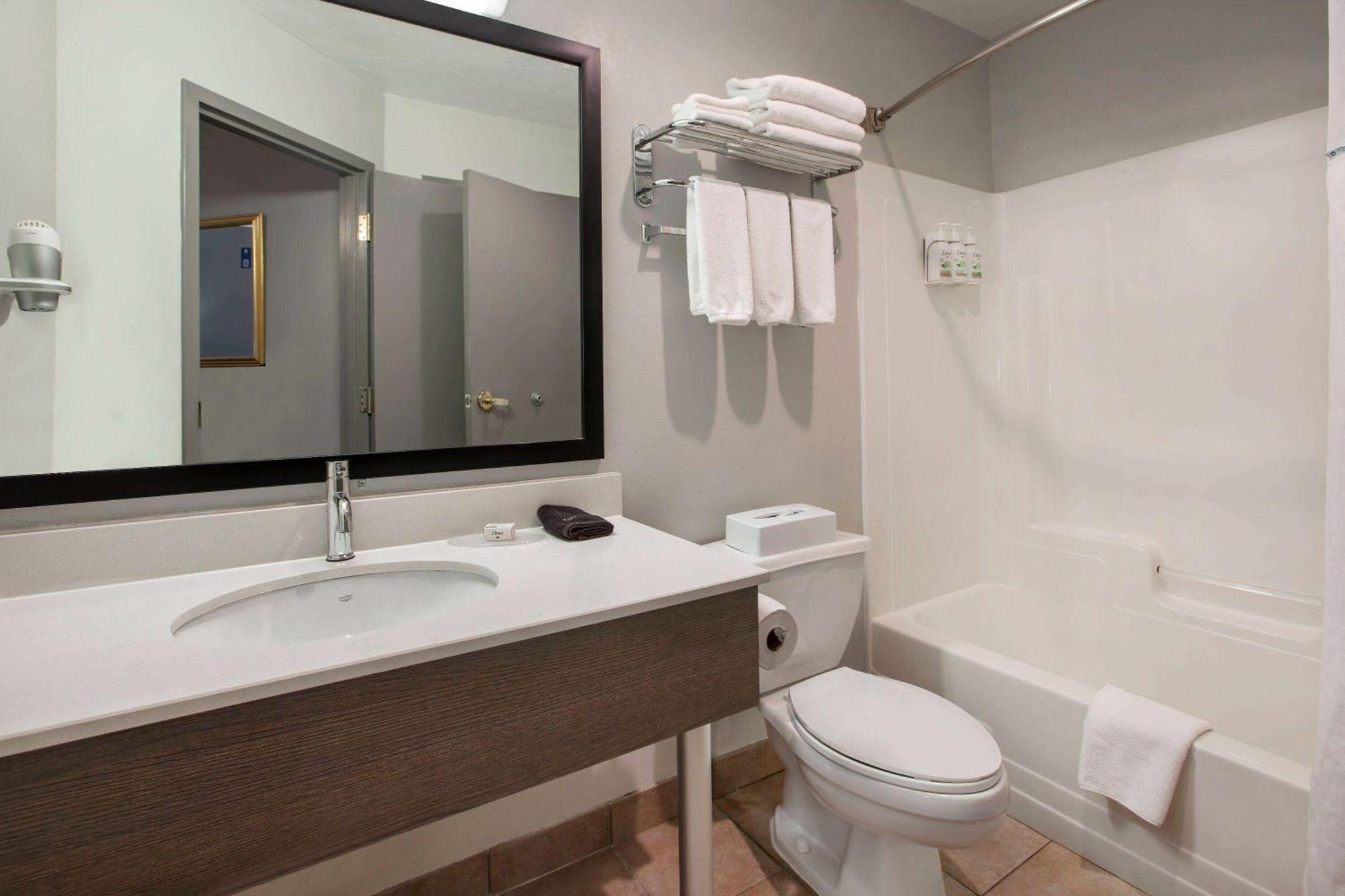 Days Inn & Suites By Wyndham Moncton Esterno foto